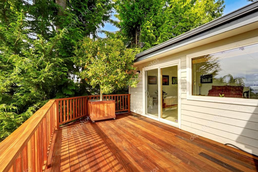 WHY YOUR DECK NEEDS REPAIR
